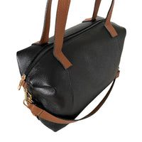 Bolsa tote em couro preto com alça transversal caramelo