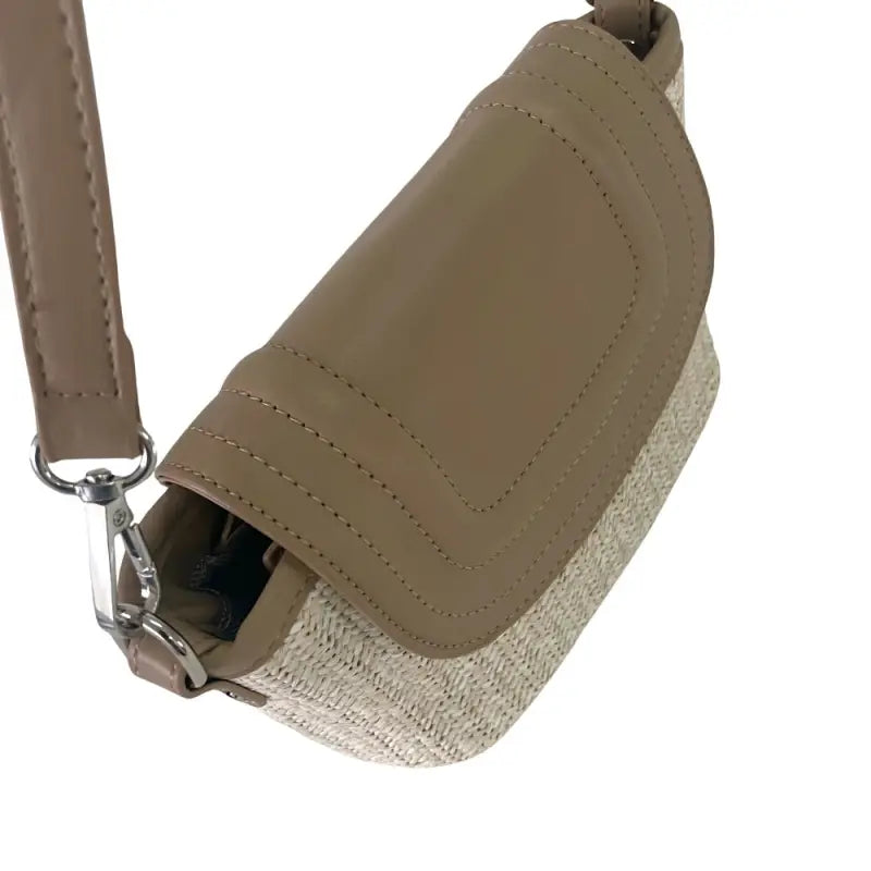 Bolsa tote ráfia sintética bege e alças em couro vegano