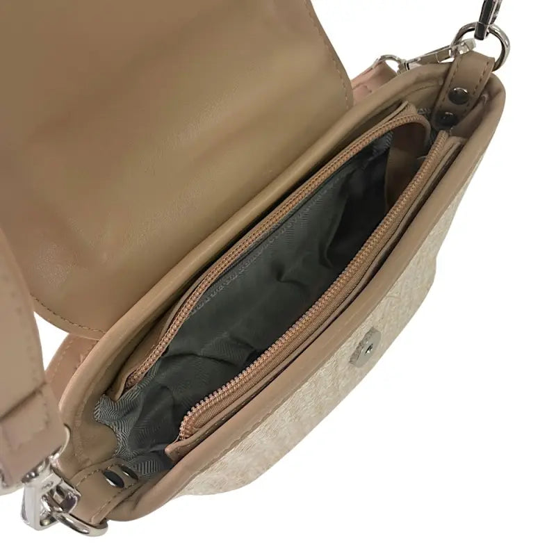 Bolsa tote ráfia sintética bege e alças em couro vegano