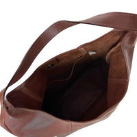 Interior da bolsa hobo sem forro mostrando o bolso organizador aberto e o verso natural do couro legítimo.