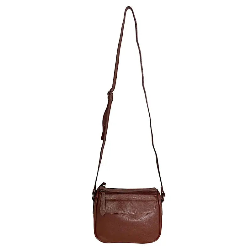 Bolsa transversal feminina marrom moka em couro legitimo floater com bolso frontal de aba e metais ouro velho mostrando alça tiracolo