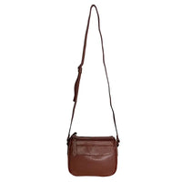 Bolsa transversal feminina marrom moka em couro legitimo floater com bolso frontal de aba e metais ouro velho mostrando alça tiracolo