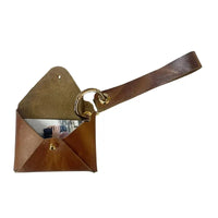 Carteira de pulso couro caramelo liso pátina natural e ferragem dourada