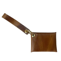 Carteira de pulso couro caramelo liso pátina natural e ferragem dourada