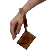 Carteira de pulso couro caramelo liso pátina natural e ferragem ouro velho
