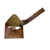 Carteira de pulso couro caramelo liso pátina natural e ferragem ouro velho