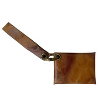 Carteira de pulso couro caramelo liso pátina natural e ferragem ouro velho