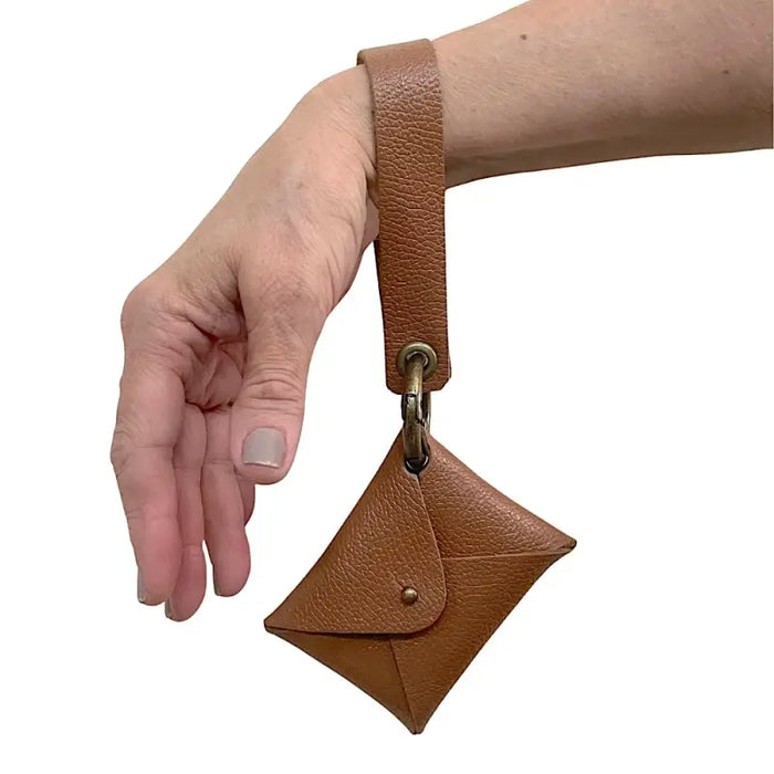 Carteira de pulso caramelo com ferragem ouro velho, vestida no pulso
