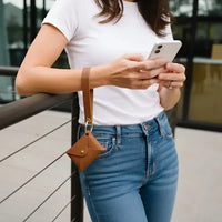 Carteira de pulso caramelo com ferragem dourada, mão livres para digitar no celular