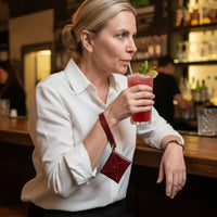 Usando a Carteira de pulso vermelho liso em uma bar