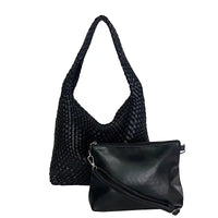 Bolsa hobo tressê preta exibindo a bolsa interna tiracolo lisa com alça transversal.