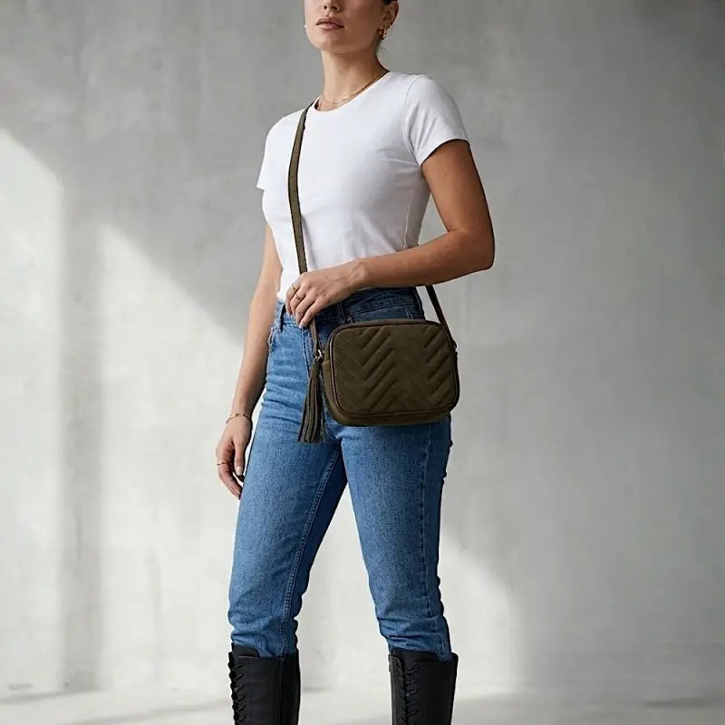 Look Calça Jeans Camiseta Branca e Bota com Bolsa Feminina Tiracolo Couro Marrom