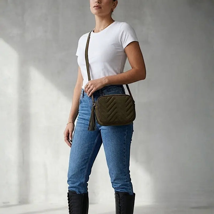 Look Calça Jeans Camiseta Branca e Bota com Bolsa Feminina Tiracolo Couro Marrom