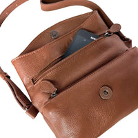 Pochete envelope caramelo com a aba aberta mostrando o bolso frontal que cabe celular.