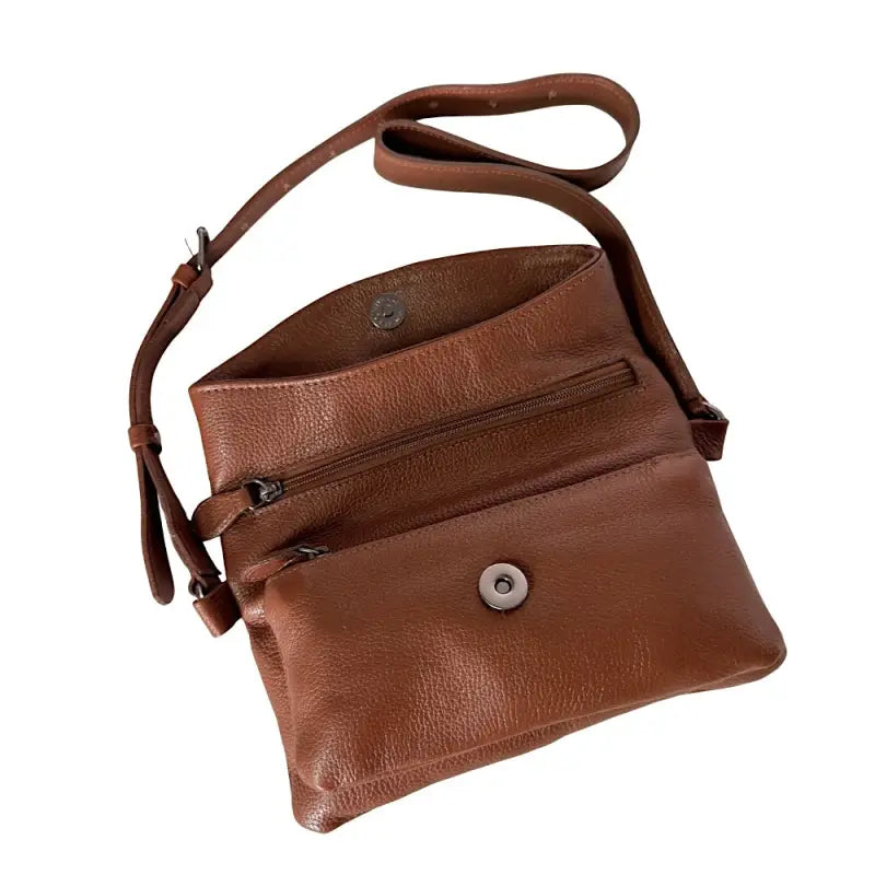 Pochete envelope caramelo com a aba aberta mostrando o bolso frontal e a abertura principal.
