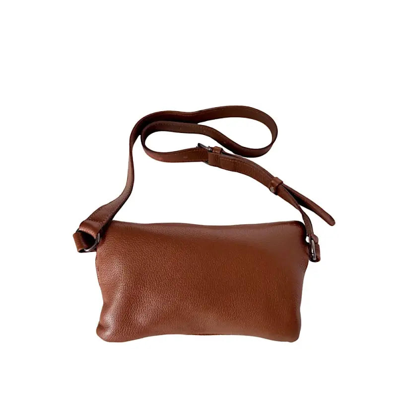 Pochete envelope caramelo visão por trás.